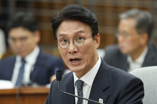 김민석 국무총리 후보자가 24일 서울 여의도 국회에서 열린 인사청문회에서 의원질의에 답변하고 있다. 연합뉴스